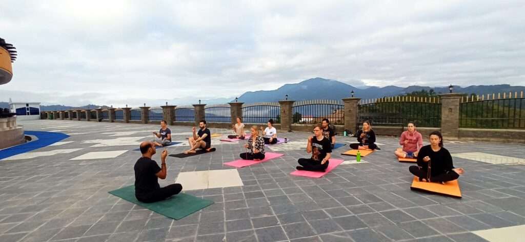 WhatsApp Image 2022 10 16 at 14.06.51 1024x472 - 200 horas de treinamento para professores de ioga em Dharamsala